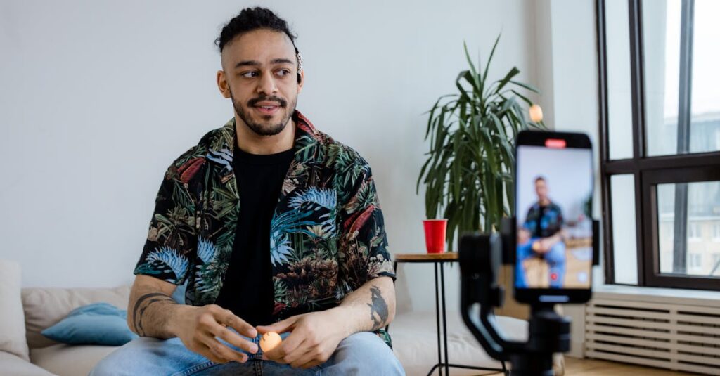 Criadores de conteúdo trabalhando juntos com computadores e celulares