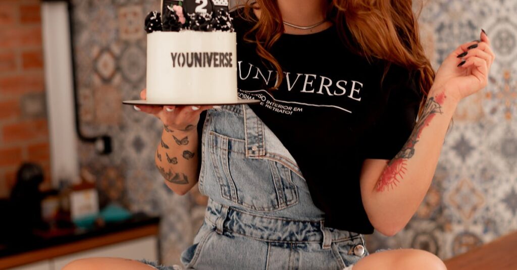 Influenciador local utilizando redes sociais em ambiente urbano