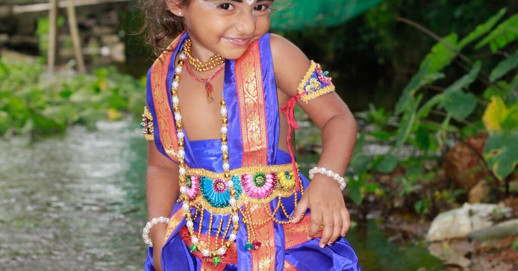 Mão segurando celular com tela do Instagram e ícones de seguidores falsos