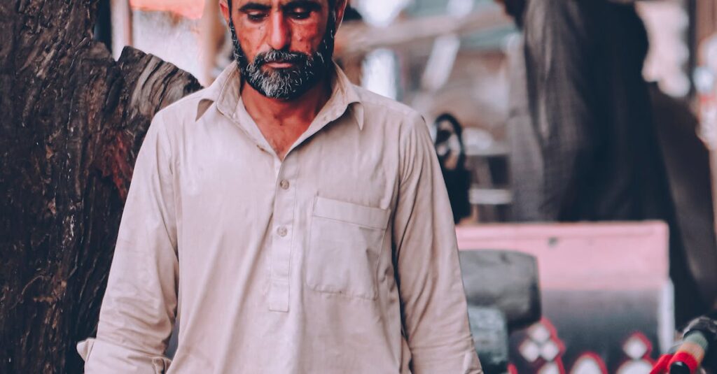 Microempreendedor usando celular para gerenciar Instagram local