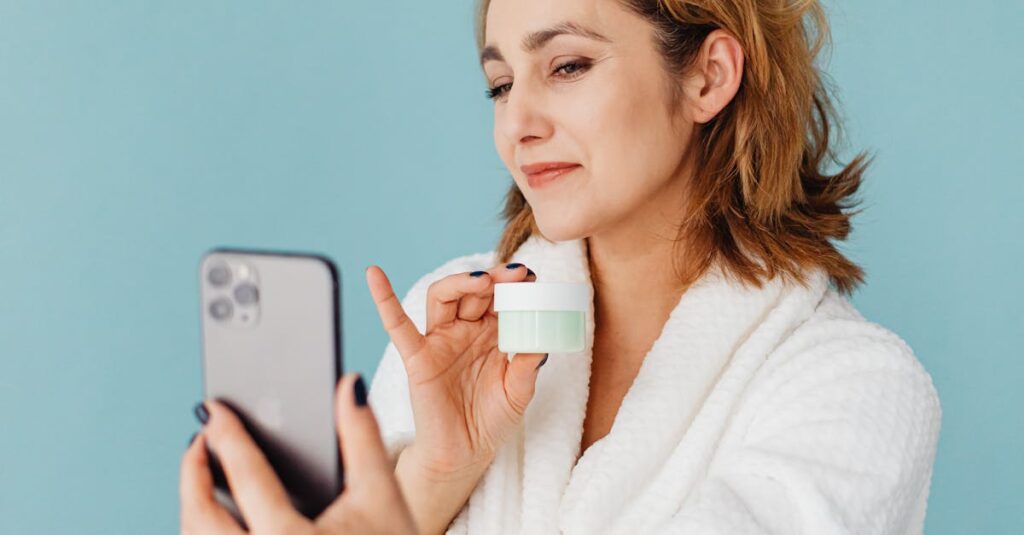 Microinfluenciador local criando conteúdo para Instagram com smartphone