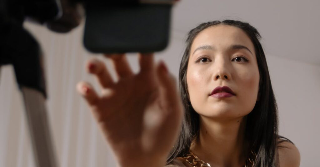 Microinfluenciador usando celular postando no Instagram em ambiente urbano