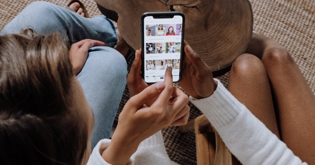 Microinfluenciador utilizando rede social para engajamento em 2025