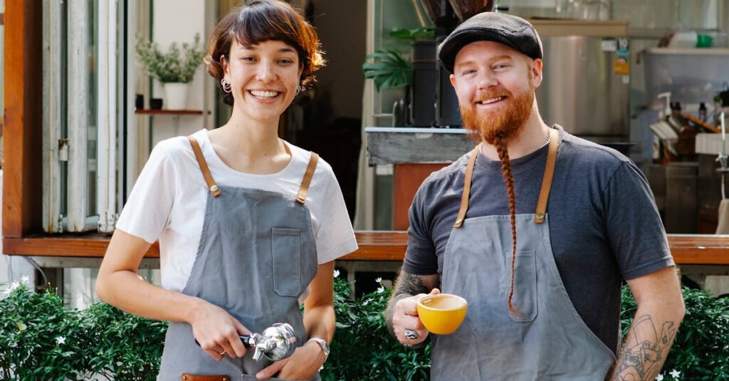 Pequeno empreendedor trabalhando gestão de redes sociais no computador