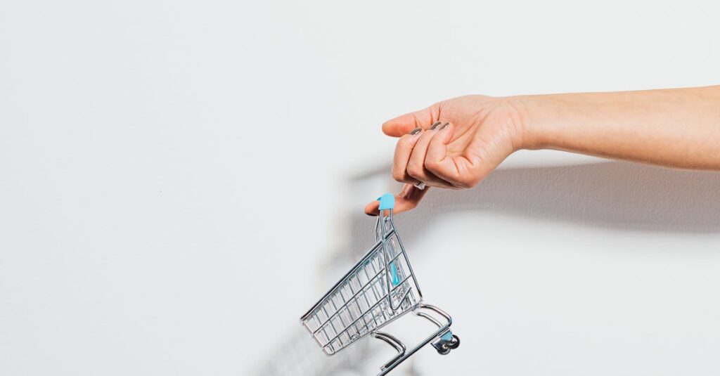 Pequeno empresário trabalhando a divulgação no Instagram pelo celular