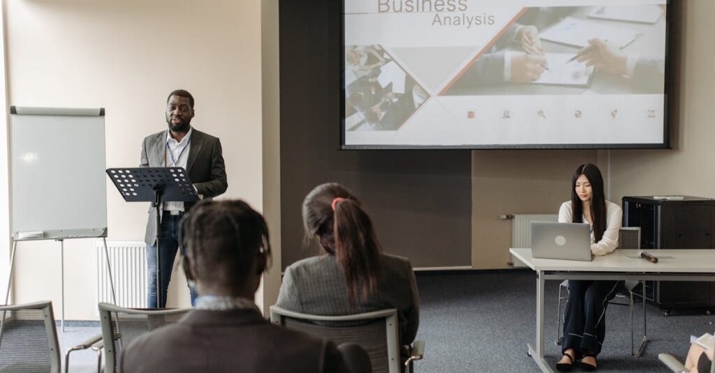 Pessoa analisando dados de público no TikTok em um laptop