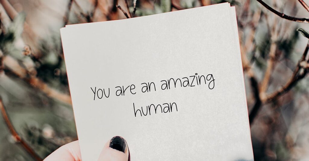 Pessoa analisando gráficos de crescimento em redes sociais no computador