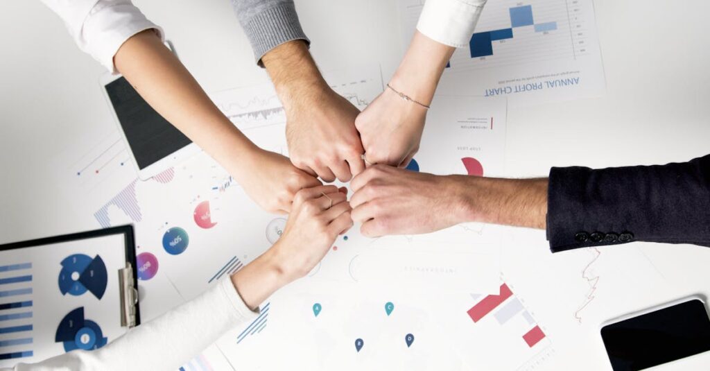 Pessoa analisando gráficos de crescimento no Instagram em um smartphone