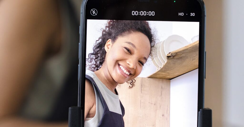 Pessoa assistindo a vídeo curto em celular para entender algoritmo do YouTube Shorts