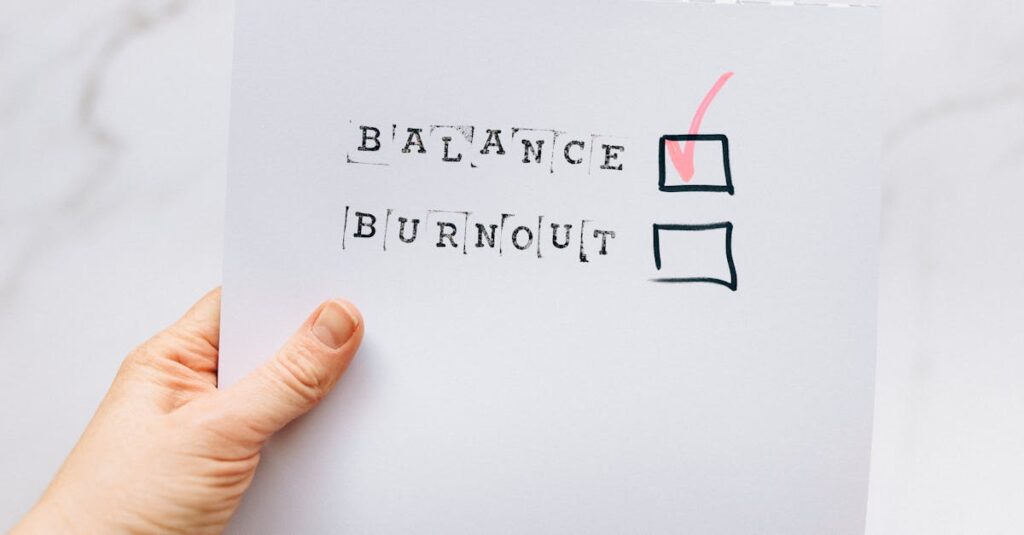 Pessoa conferindo checklist para crescimento no TikTok em 2025 no celular