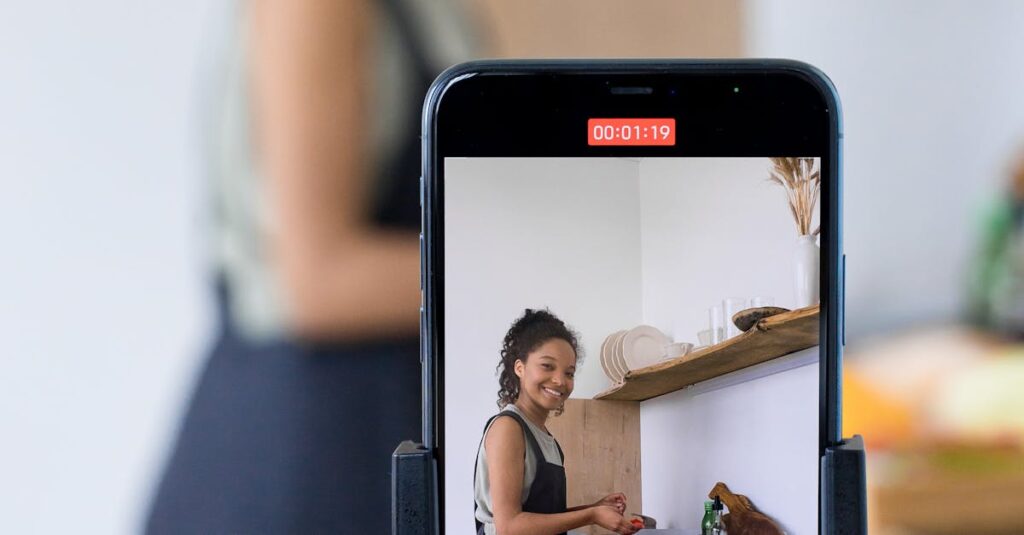 Pessoa criando conteúdo digital para Instagram em ambiente iluminado