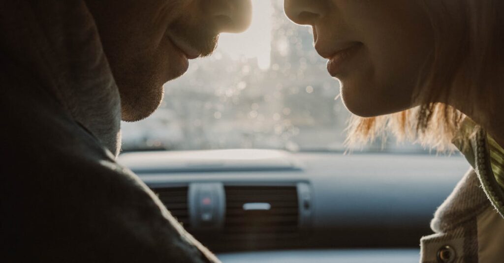 Pessoa criando conteúdo emocionalmente envolvente com smartphone