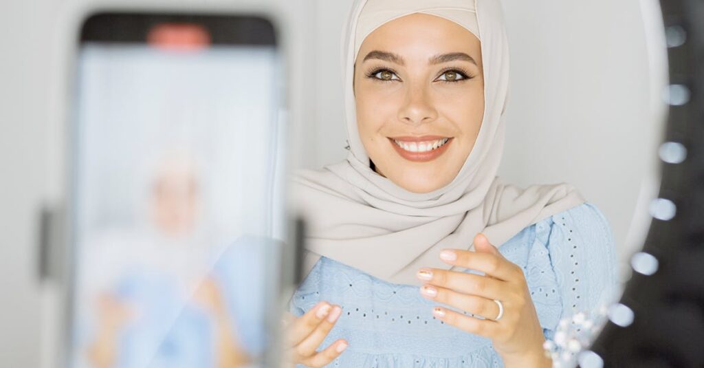 Pessoa frustrada assistindo vídeos no YouTube tentando melhorar engajamento