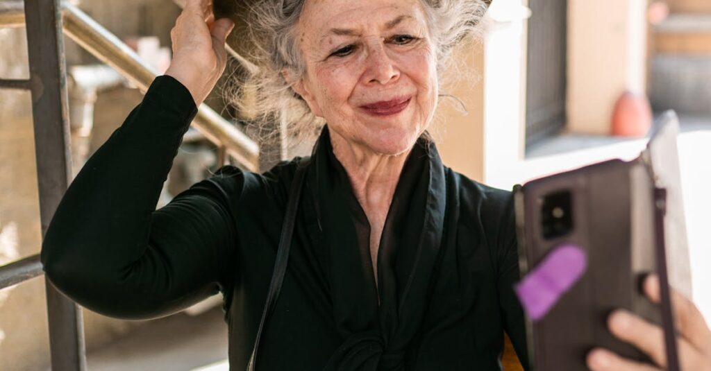 Pessoa interagindo com conteúdo nas redes sociais em 2025