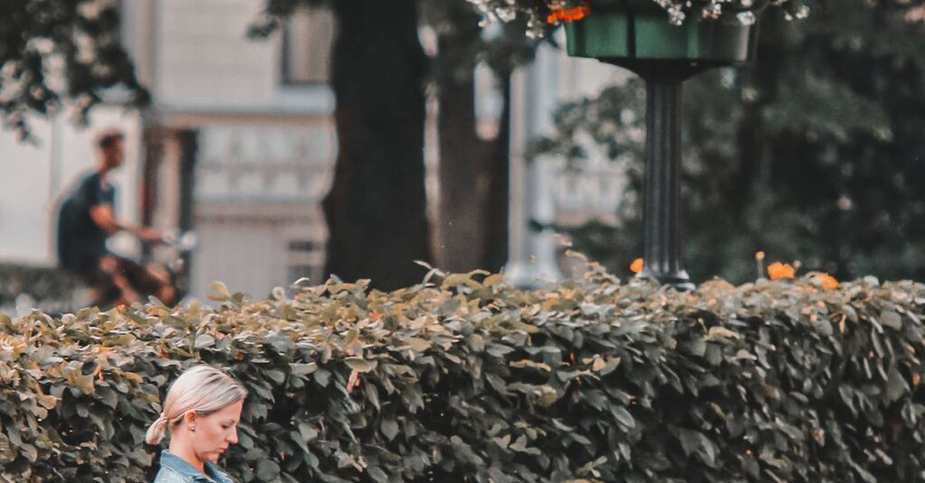 Pessoa interagindo com notificações em redes sociais no celular