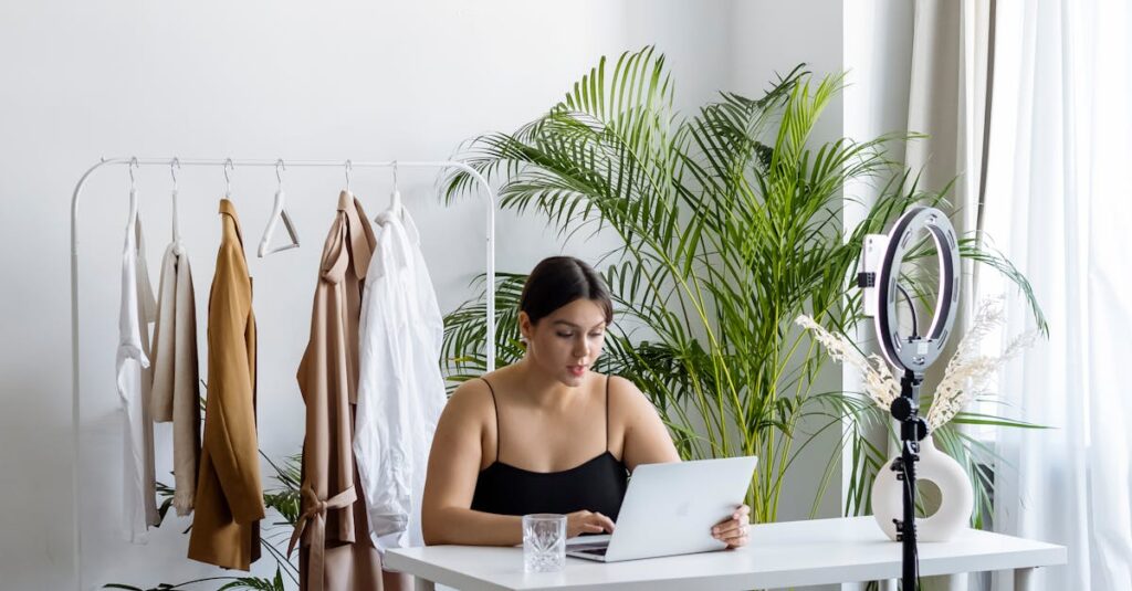 Pessoa interagindo com redes sociais em um smartphone moderno