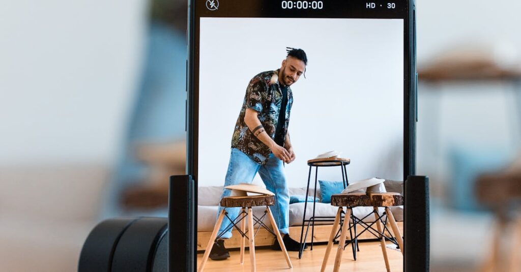 Pessoa interagindo com vídeo-resposta no TikTok usando celular