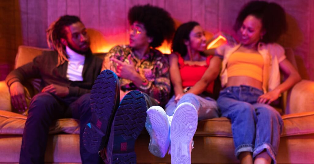 Pessoa interagindo com vídeos no TikTok em um smartphone