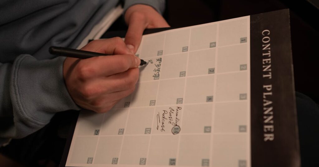 Pessoa organizando calendário de conteúdo digital em ambiente de trabalho