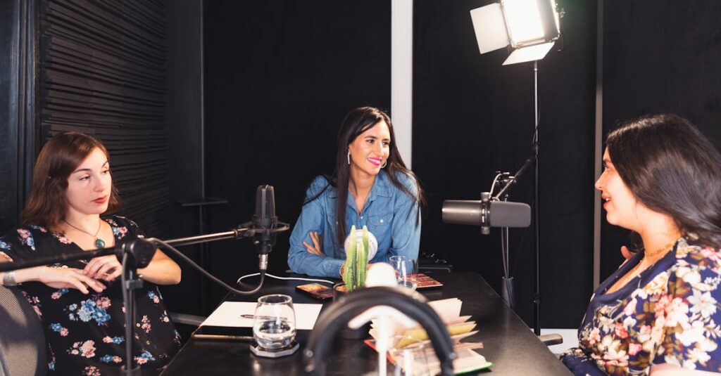 Pessoa pensativa em frente a várias telas ilustrando desafios psicológicos nas redes sociais