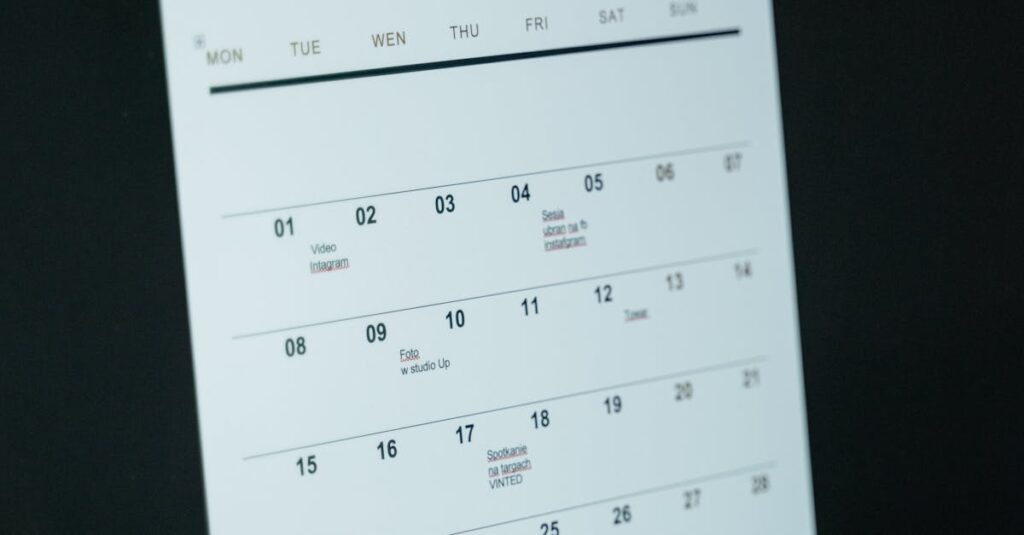 Pessoa planejando calendário de conteúdo digital em notebook