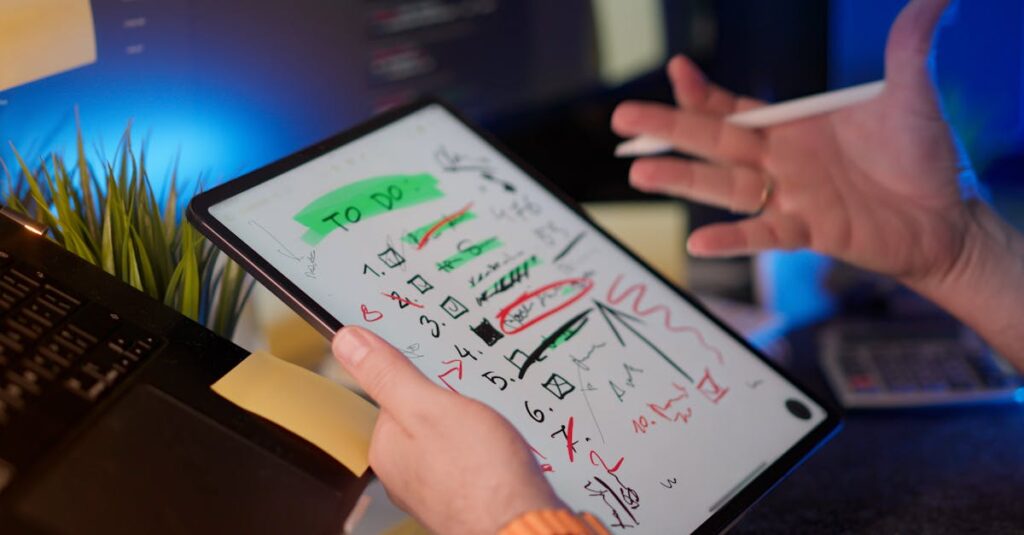 Pessoa planejando estratégia de engajamento no Instagram com smartphone e anotações