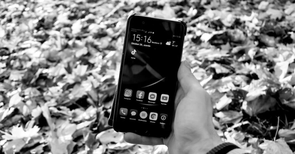 Pessoa segurando celular aberto no aplicativo do Instagram com interface colorida