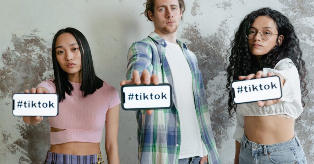 Pessoa segurando celular com gráfico de crescimento de seguidores no TikTok