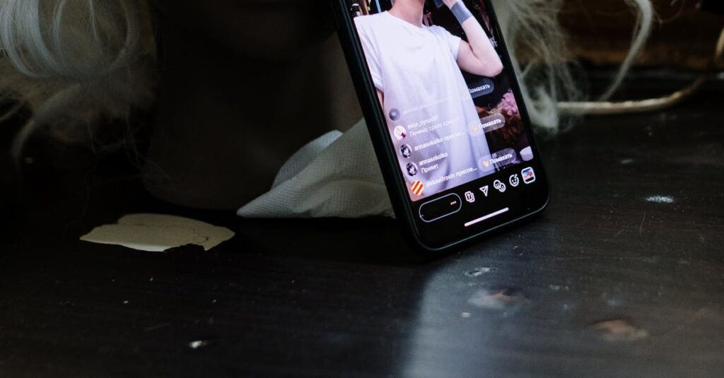 Pessoa usando celular para interagir no Instagram com engajamento real