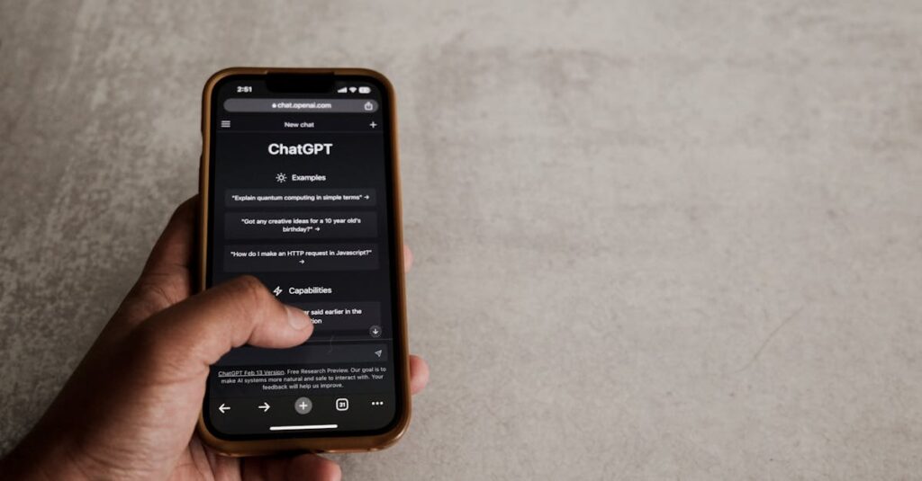 Pessoa usando smartphone com ícones de inteligência artificial ao redor