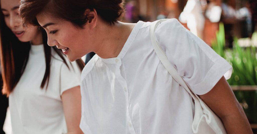 Pessoas envolvidas em comunidade local interagindo energicamente