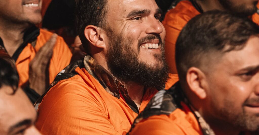 Pessoas interagindo e engajando em comunidade no TikTok