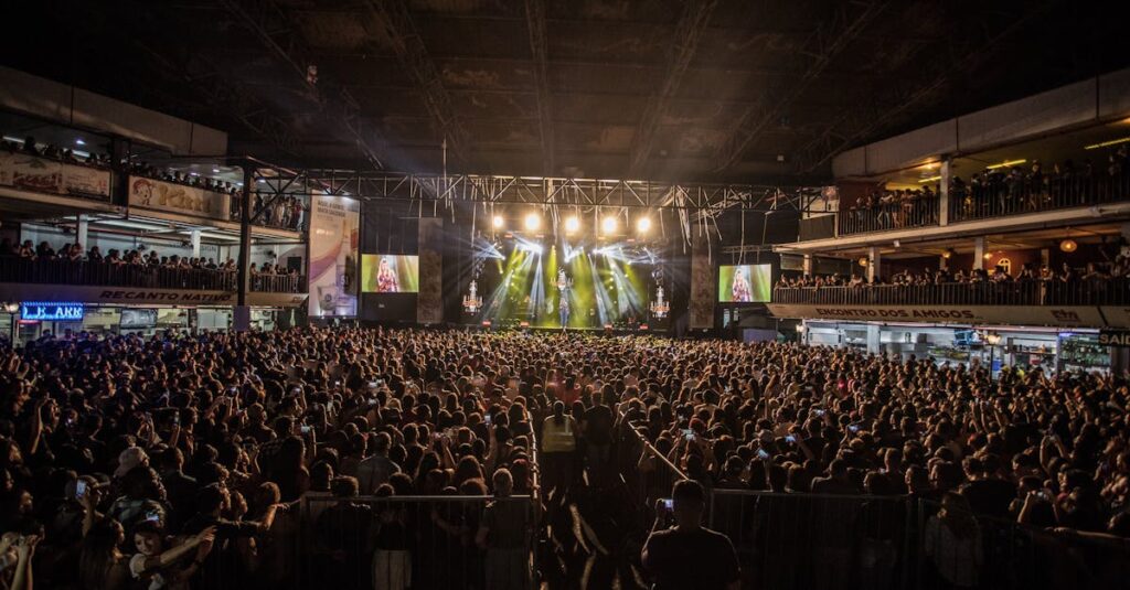 Pessoas observando e interagindo com conteúdos nas redes sociais