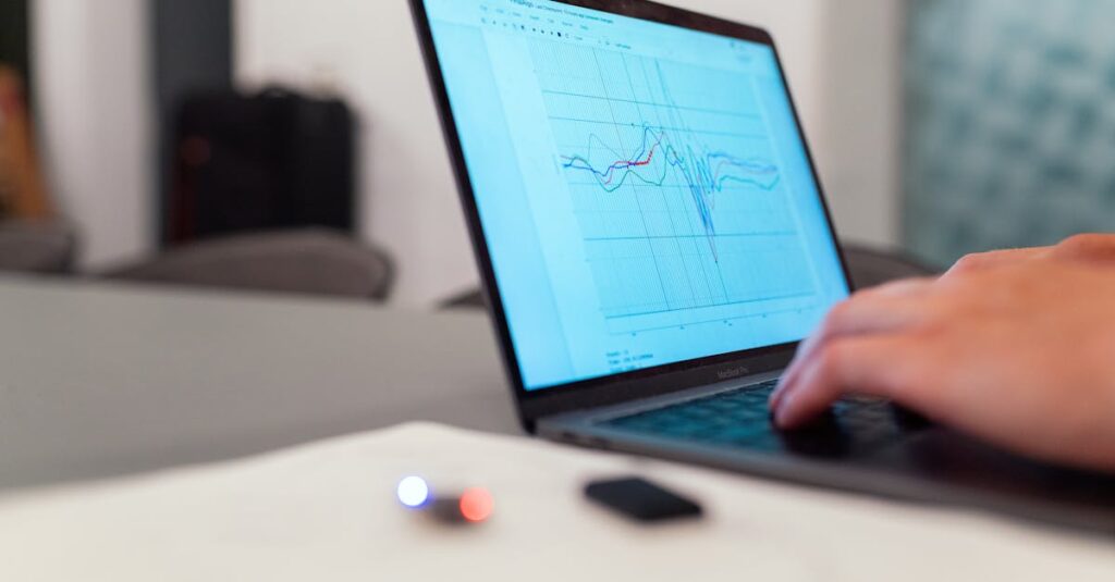 Usuário do TikTok analisando desempenho e engajamento no celular